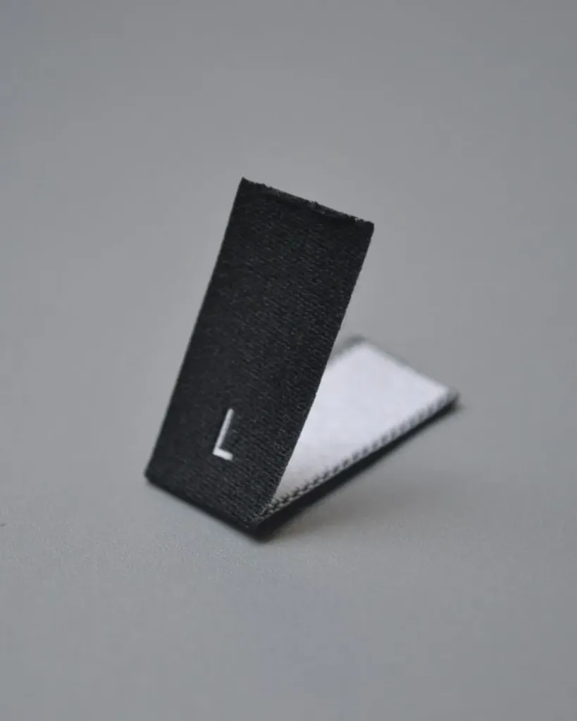 Black Polyester Centre Fold Damask Woven Size Labels 1*4cm 100pcs/Pack 004011 (XS)